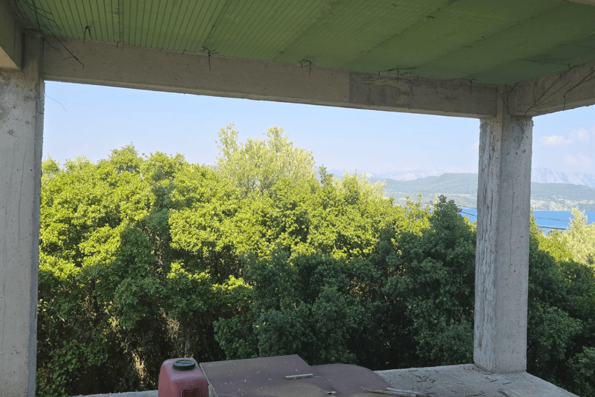 Skeleton + Traditional House Lefkada 02